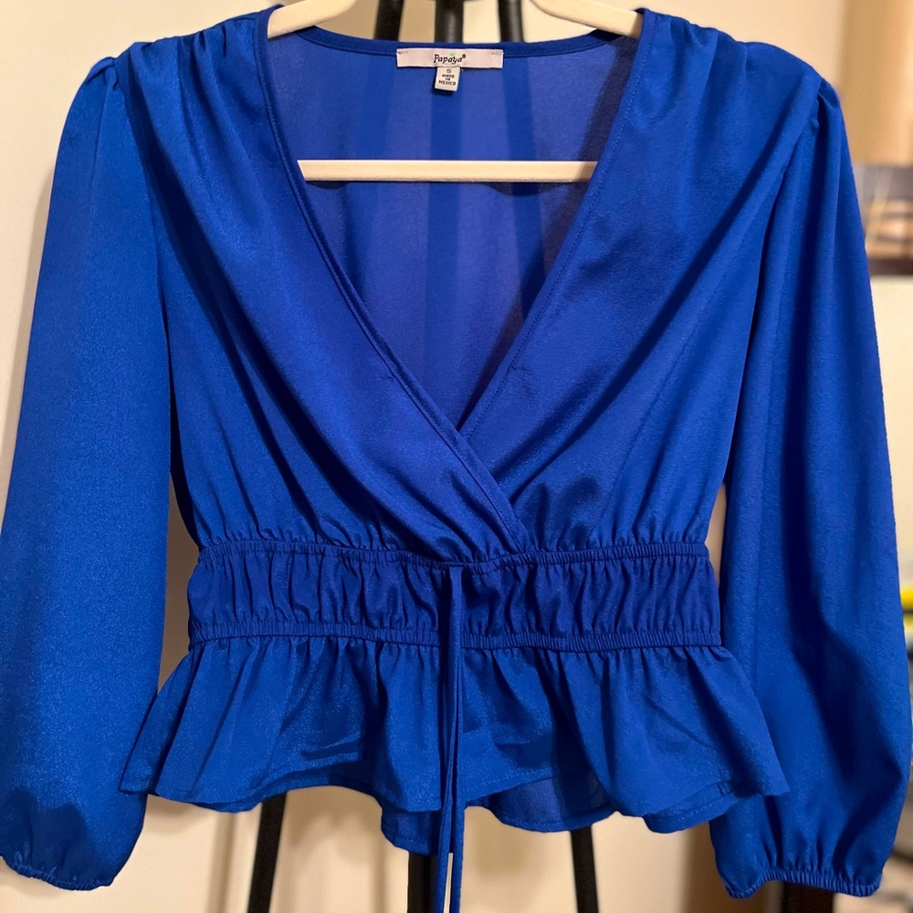 Fresh fabric blouse with spring at the waist to give better shape, cut in v